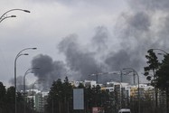Khói đen bao trùm TP Kiev, Ukraine ngày 16-4. Ảnh: GETTY IMAGES