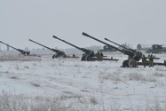 Lính Ukraine vận hành pháo 2A65 Msta-B trong các cuộc tập trận pháo binh. Ảnh: REUTERS