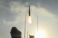 Ảnh chụp vụ phóng tên lửa YJ-21 từ video Hải quân Trung Quốc công bố. Ảnh: SPUTNIK