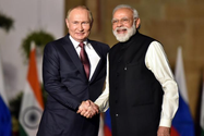 Tổng thống Nga Vladimir Putin (trái) và Thủ tướng Ấn Độ Narendra Modi. Ảnh: CNN