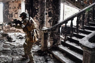 Lính Nga tuần tra tại một nhà hát ở TP Mariupol (Ukraine) bị không kích hồi tháng 3. Ảnh: AFP