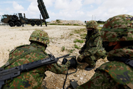Các thành viên Lực lượng Phòng vệ Mặt đất Nhật trong một cuộc diễn tập quân sự trên đảo Miyako, tỉnh Okinawa hồi tháng 4. Ảnh: REUTERS