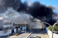 Khói đen bao trùm sau cuộc đụng độ phe phái ở thủ đô Tripoli (Libya) ngày 27-8. Ảnh: REUTERS