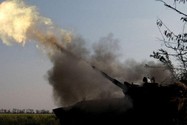 Binh sĩ Kiev bắn lựu pháo tự hành về phía quân Nga trong trận giao tranh tại tỉnh Mykolaiv (Ukraine) ngày 2-11. Ảnh: REUTERS