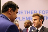 Tổng thống Pháp Emmanuel Macron (phải) và người đồng cấp Venezuela - ông Nicolas Maduro. Ảnh: AFP