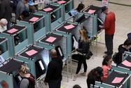 Người dân TP Las Vegas (bang Nevada) bỏ phiếu tại trung tâm mua sắm Meadows Mall. Ảnh: GETTY IMAGES
