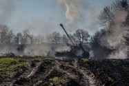 Quân Ukraine dùng pháo tự hành Krab của Ba Lan tấn công mục tiêu Nga ở tỉnh Donetsk ngày 8-11. Ảnh: REUTERS