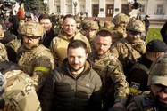 Tổng thống Ukraine - ông Volodymyr Zelensky (giữa) đã tới thăm Kherson ngày 14-11. Ảnh: REUTERS