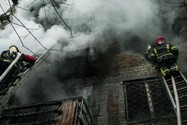 Lính cứu hỏa dập lửa sau khi hai tòa nhà dân cư ở quận Pechersk, thủ đô Kiev bị Nga pháo kích ngày 15-11. Ảnh: GETTY IMAGES