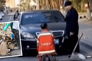 Vợ chồng chủ xe sang bắt một lao công lớn tuổi phải quỳ xuống đất xin lỗi. Ảnh: DOUYIN