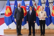 Thủ tướng Phạm Minh Chính (giữa) chụp ảnh cùng các quan chức cấp cao EU tại Brussels (Bỉ) ngày 14-12. Ảnh: VGP