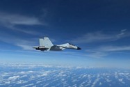 Tiêm kích J-11 của Trung Quốc áp sát máy bay trinh sát RC-135 của Mỹ trên Biển Đông ngày 21-12. Ảnh: REUTERS