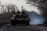Binh sĩ Ukraine lái xe tăng gần TP Bakhmut (tỉnh Donetsk) giữa lúc 2 bên giao tranh ác liệt ngày 20-1. Ảnh: REUTERS