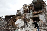 Đống đổ nát sau trận không kích của Nga ở ngoại ô thủ đô Kiev ngày 26-1. Ảnh: REUTERS