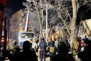 Cảnh sát Ukraine nỗ lực giải cứu người dân tại TP Kramatorsk sau khi bị Nga đột kích tối 1-2. Ảnh: TELEGRAM