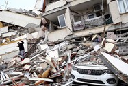 Nhiều tòa nhà bị sập và xe cộ bị hư hỏng sau trận động đất 7,8 độ richter ở Thổ Nhĩ Kỳ sáng 6-2. Ảnh: GETTY IMAGES