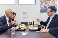 Đại sứ Mỹ tại Nhật ăn cá tỉnh Fukushima