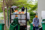 Hành vi không phân loại rác sẽ bị xử phạt đến 1 triệu đồng. Ảnh: NGUYỆT NHI
