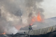 Cháy lớn ở công ty chuyên Vali túi xách ở Long An