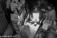 Camera ghi cảnh trộm đột nhập vào tiệm thuốc tây trộm tài sản