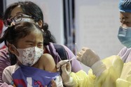 Một trẻ em được tiêm vaccine ngừa COVID-19 tại tỉnh Phúc Kiến, Trung Quốc. Ảnh: AFP 