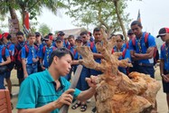 Nghệ nhân trổ tài trong lễ giỗ tổ ở làng mộc Kim Bồng hơn 400 năm tuổi