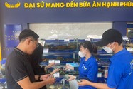 Người dân thoải mái mua hàng giảm giá dịp 2-9 