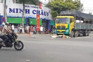 Bình Dương: Nam sinh viên bị xe tải kéo lê trên đường