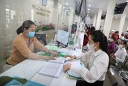 Cán bộ quận Bình Tân đang giải quyết hồ sơ. Ảnh: HOÀNG GIANG