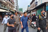Lực lượng chức năng Campuchia triệt phá các tụ điểm cờ bạc bất hợp pháp ở quận Toul Kork, thủ đô Phnom Penh ngày 19-9. Ảnh: KHMER TIMES