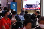 Người qua đường xem một phóng sự truyền hình về vụ phóng tên lửa của Triều Tiên tại Ga Seoul vào ngày 25-9. Ảnh: YONHAP