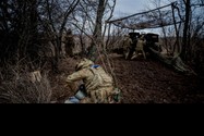 Nga đang bao vây Bakhmut; Tổng thống Ukraine cảm ơn quân đội 'đã bảo vệ TP'