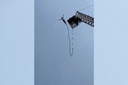 Du khách may mắn thoát chết sau khi dây bungee bị đứt ở Thái Lan