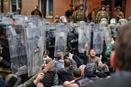 Người Serbia biểu tình ở Kosovo, hàng chục lính NATO bị thương 