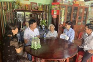 Đoàn thiện nguyện tặng quà cho 31 mẹ Việt Nam Anh hùng ở Củ Chi