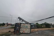 Xe container lật ở lối vào cao tốc Cam Lộ - La Sơn làm 2.000 hộ dân mất điện