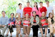 Gia đình Lý Hùng, Lý Hương chúc Tết, tặng quà cho nghệ sĩ lão thành và trẻ em mồ côi
