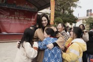 Hoa hậu Đỗ Thị Hà, Thiên Ân và NSƯT Trịnh Kim Chi mang Tết đến cho người khó khăn