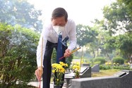 Đoàn đại biểu dâng hương, dâng hoa tại Nghĩa trang Liệt sĩ TP. Ảnh: LONG HỒ