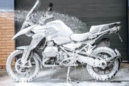 Rửa xe máy quá thường xuyên có hại không?