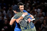 Thất bại trước ‘bản sao’, Djokovic mất chức vô địch Paris Masters
