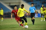 Trọng tài Nhật cho Việt Nam hưởng 11 m bị fan Malaysia ‘tấn công’