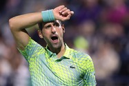 Djokovic ‘gãy’ set trong lần trở lại Dubai