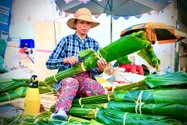 Video: The dong leaf market in Ho Chi Minh City begins to be bustling with buyers