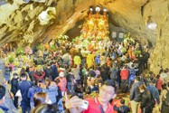 Du khách đội mưa tới chùa Hương trong ngày mở cửa chính thức