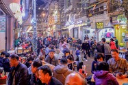 Hà Nội: Hàng nghìn người kéo về phố ẩm thực Đảo Ngọc - Ngũ Xã trong đêm khai trương