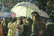 Giới trẻ Hà Nội thích thú khi được trải nghiệm màn &apos;mưa tuyết&apos; trong đêm Noel