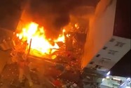 Cháy lớn tại một tiệm sửa xe máy ở Hà Nội