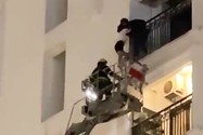 Cứu người đàn ông nước ngoài đứng trên ban công tầng 8 chung cư
