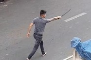 Va chạm giao thông, thanh niên cầm kiếm dài tìm đối thủ